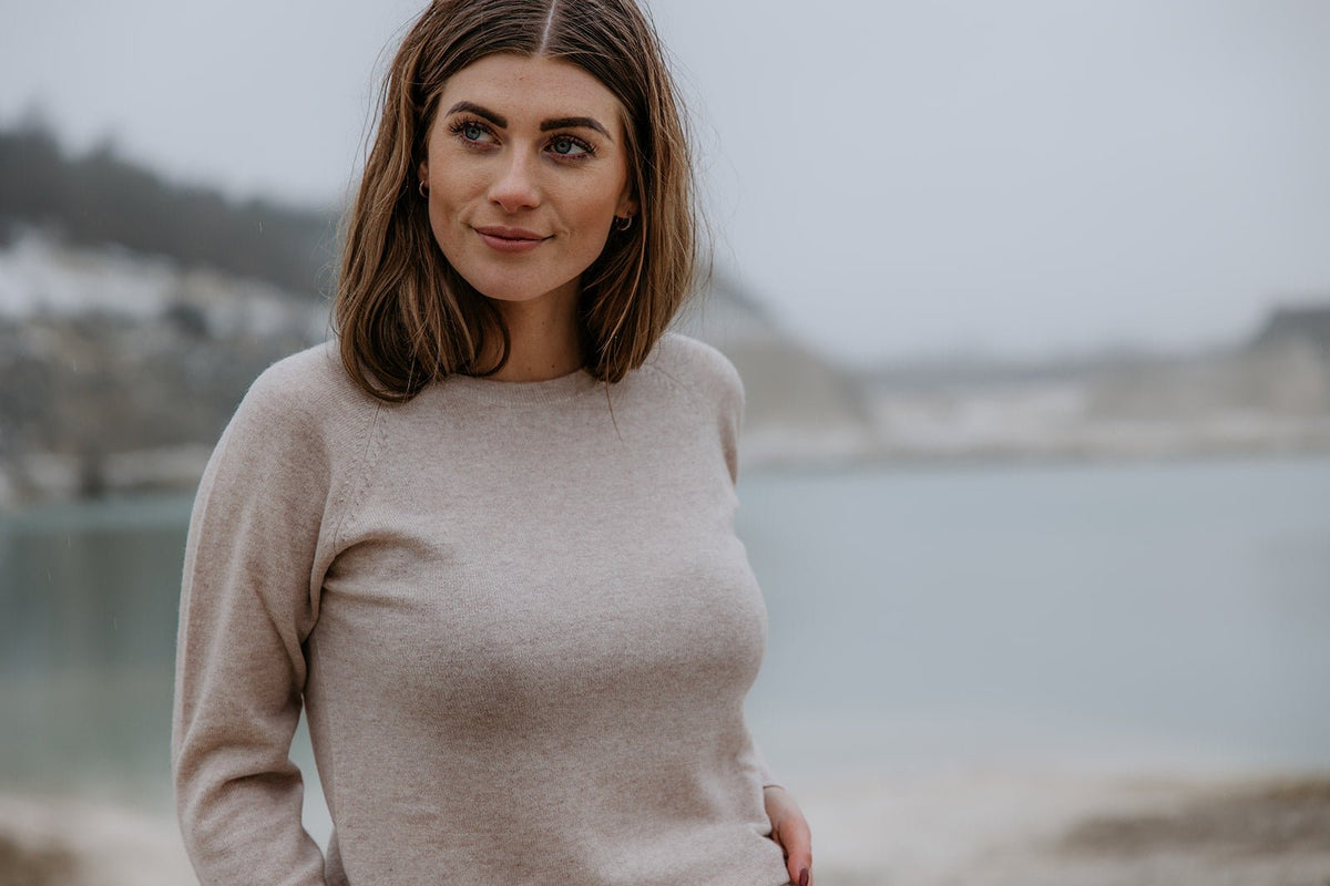 Cashmere round neck i sand - blød ribkant