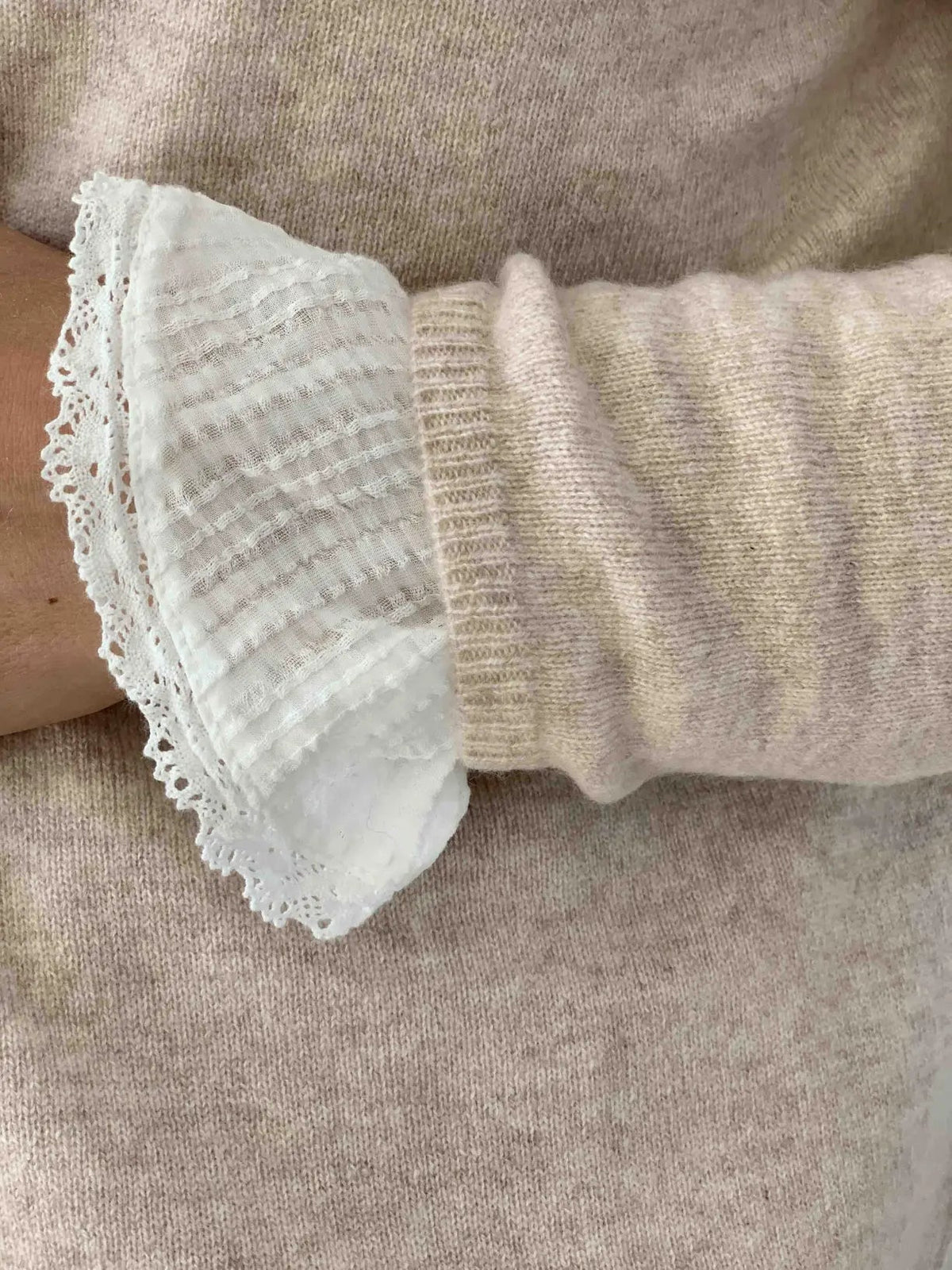 Cashmere cardigan i sand - knapper og kant