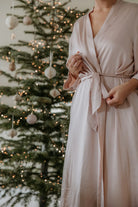 Kvinde iført bambus kimono i lys beige
