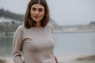 Cashmere round neck i sand - blød ribkant