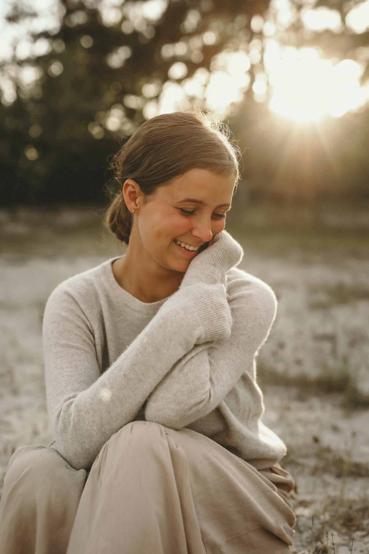 Cashmere round neck i sand - pasform på model