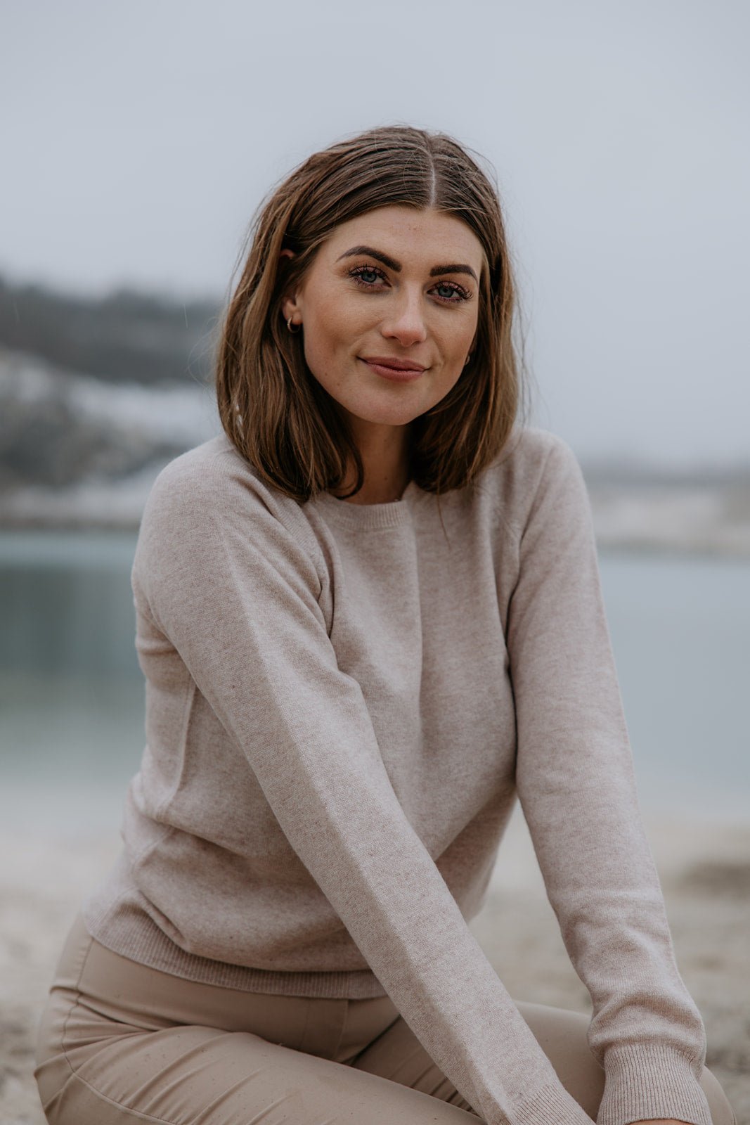 Cashmere round neck i sand - detalje af strikken