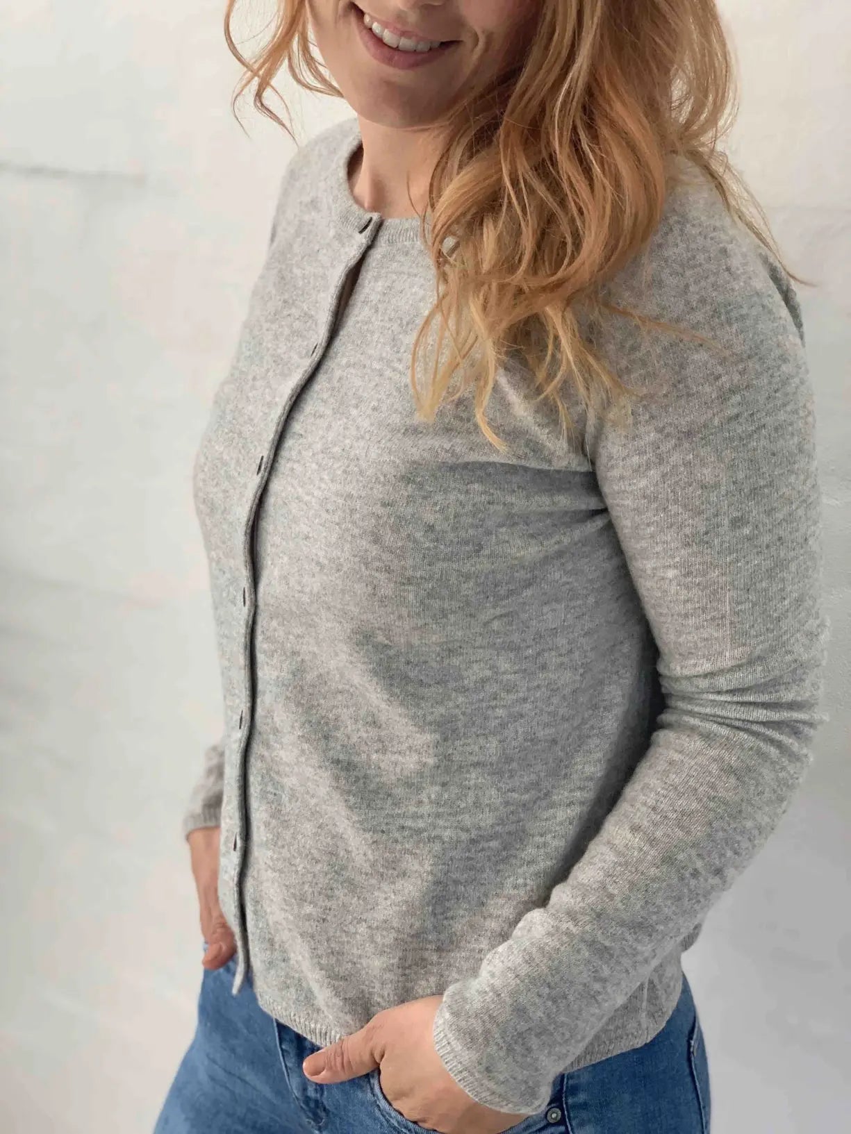 Cashmere cardigan i grå - pasform på model