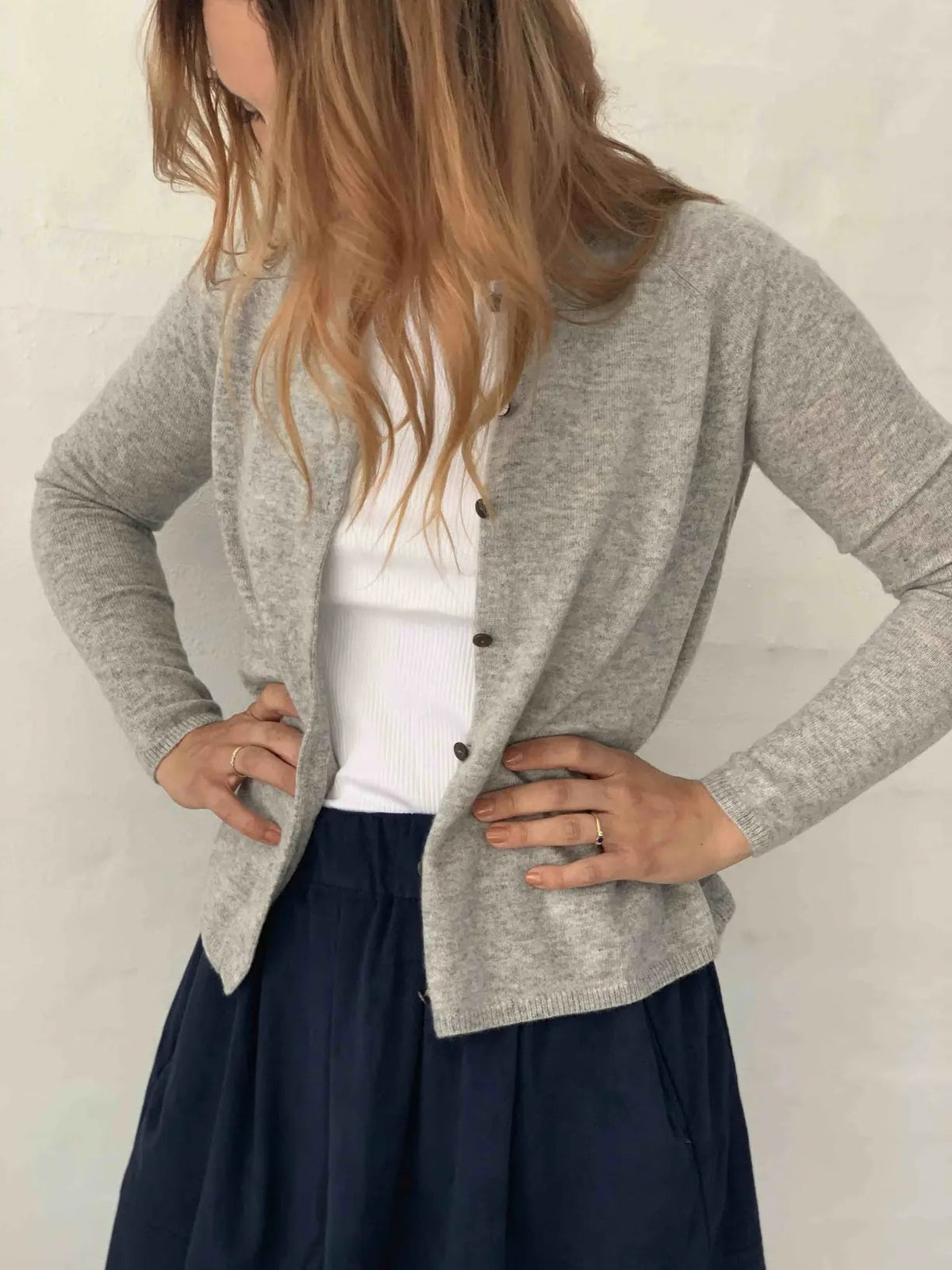 Cashmere cardigan i grå - detalje af strikken