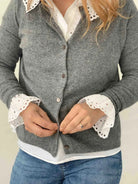 Cashmere cardigan i mørk grå - detalje af strikken