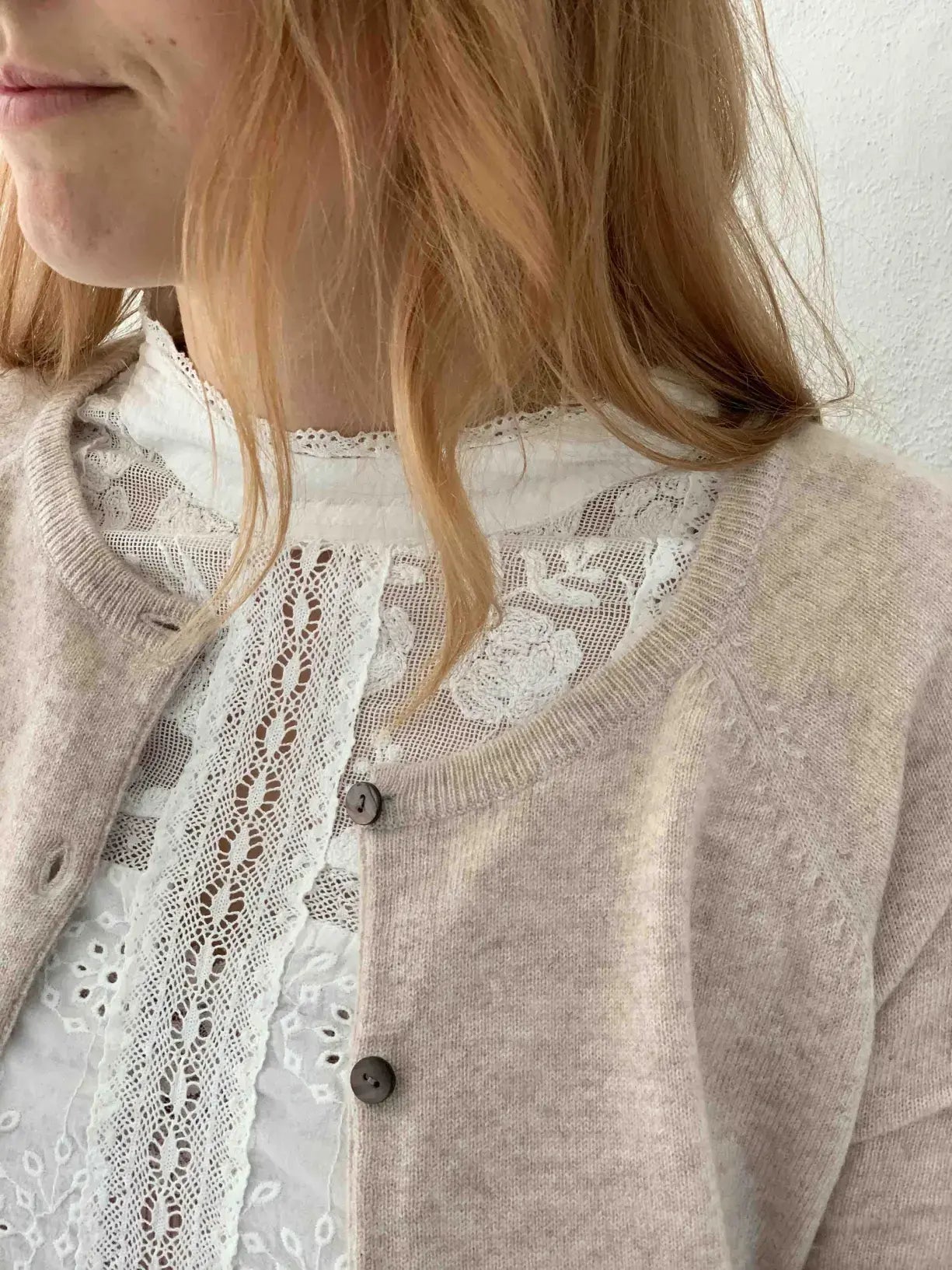 Cashmere cardigan i sand - pasform på model