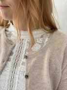 Cashmere cardigan i sand - pasform på model