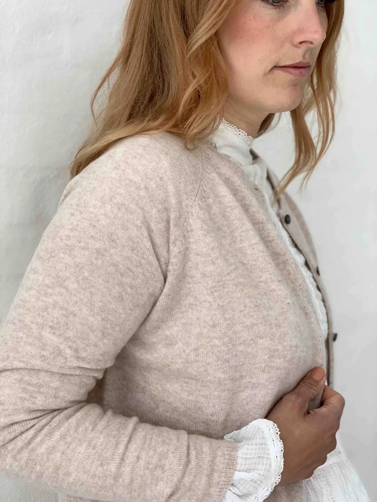 Cashmere cardigan i sand - detalje af strikken
