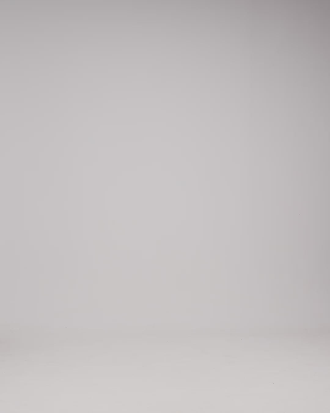 Ribstrikket cashmere kjole i beige, vist på model