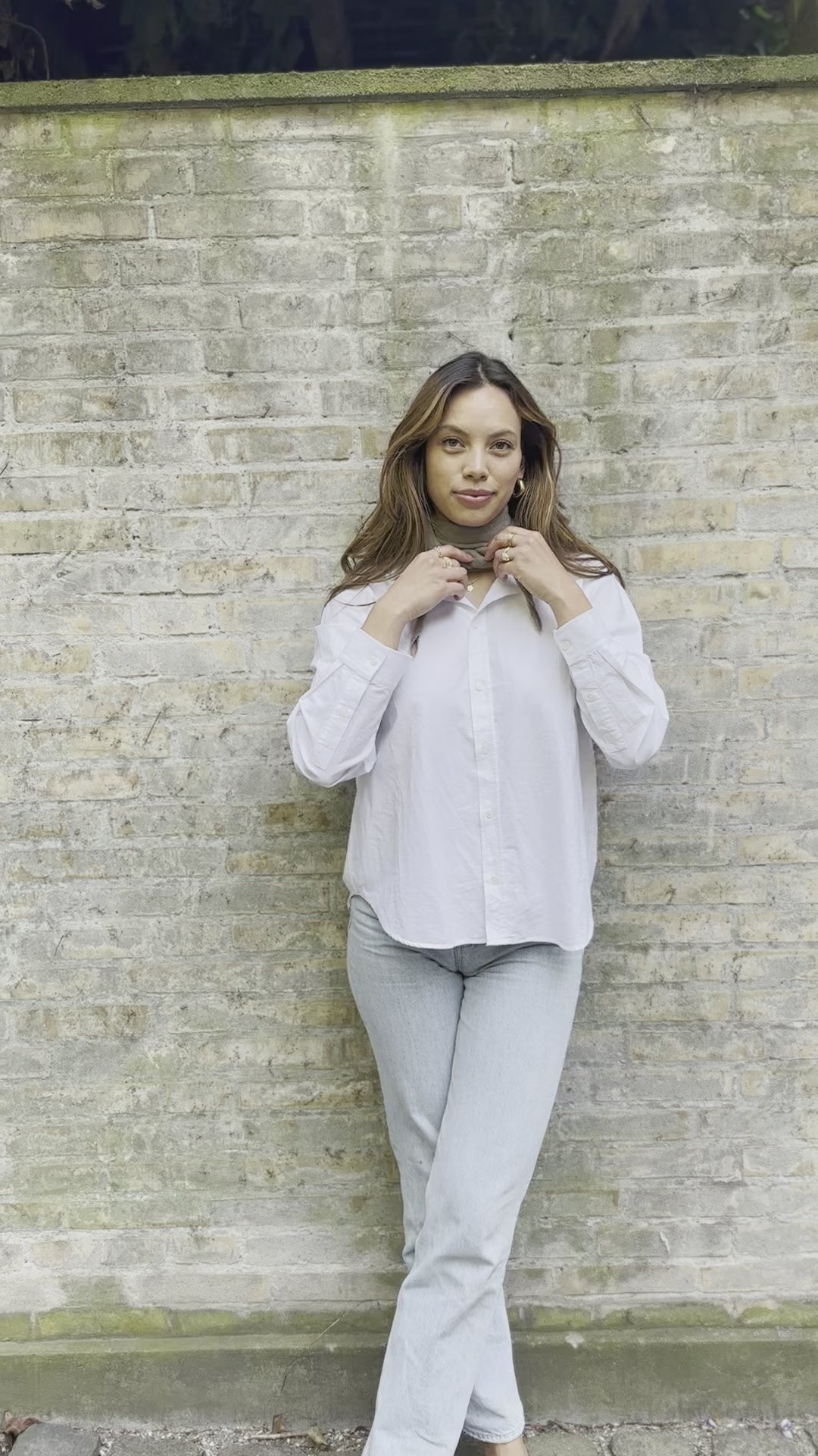 Lille trekantet tørklæde i brun cashmere, vist bundet om halsen