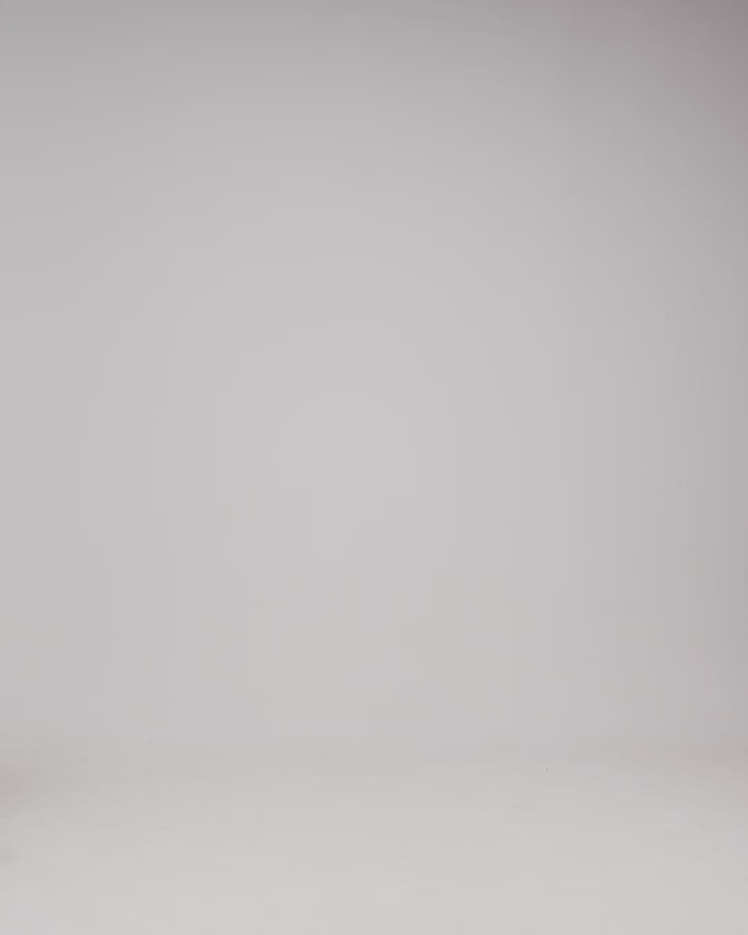 Mathilde ribstrikket cashmere bluse i neutral white, vist på model